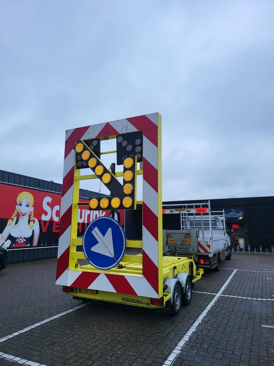 Pijlwagen met LED-pijl en rood-witte markering op trailer