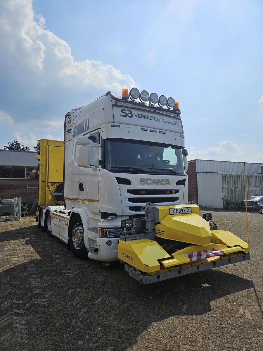 Witte Scania van SB Verkeerstechniek met gele botsabsorber