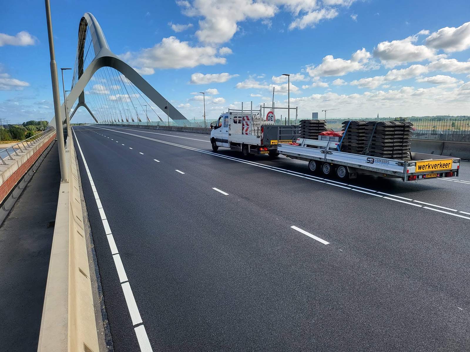 Werkverkeer van SB Verkeerstechniek met trailer op een afgesloten brug